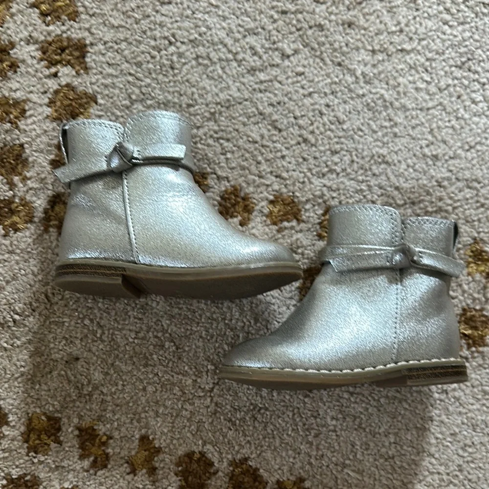 Gap silver metallic ankle booties with bow detail size 5